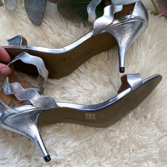 Chinese Laundry silver Scalloped edge heels - Picture 7 of 10